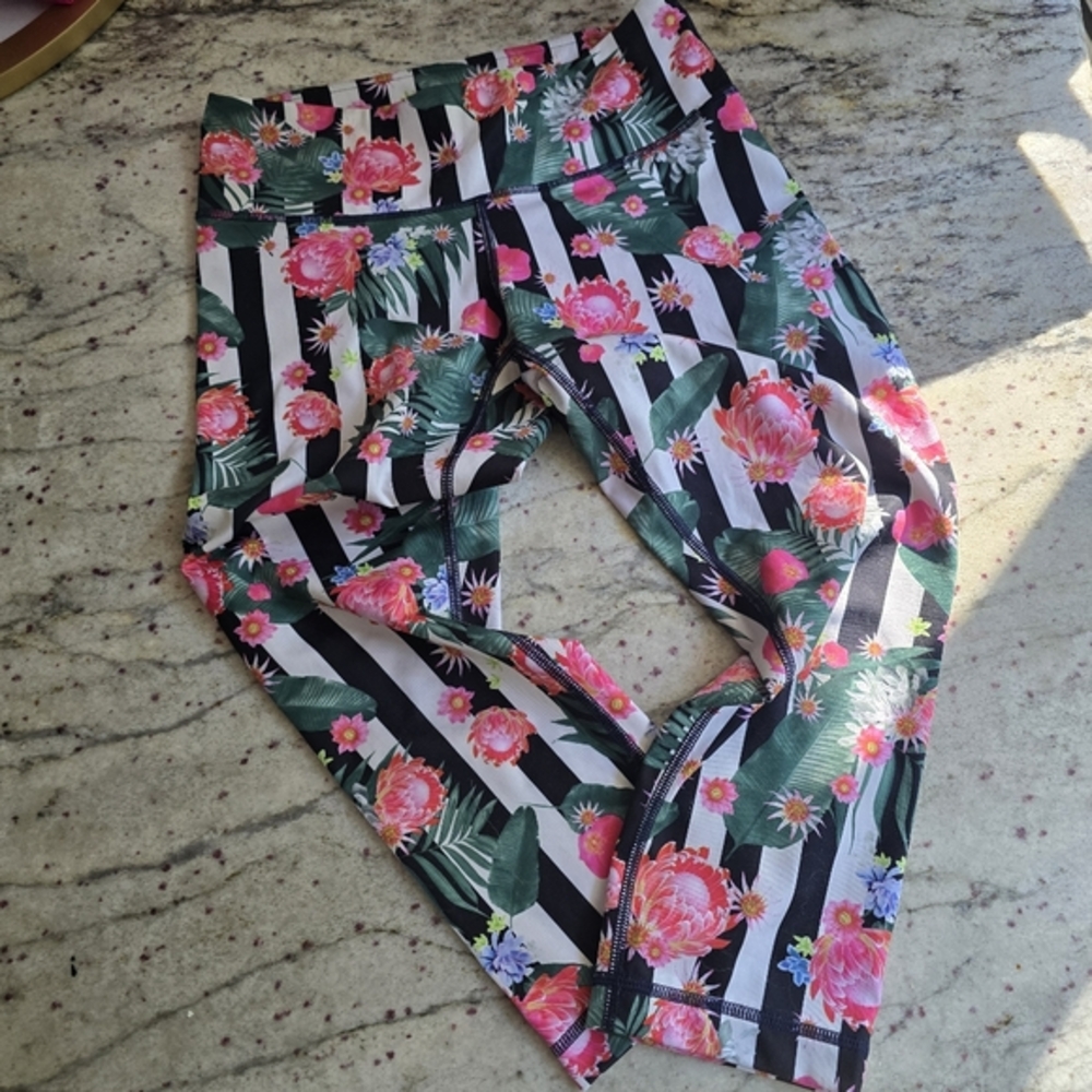 Lululemon Size 6 Floral Striped Leggings Ankle Length
